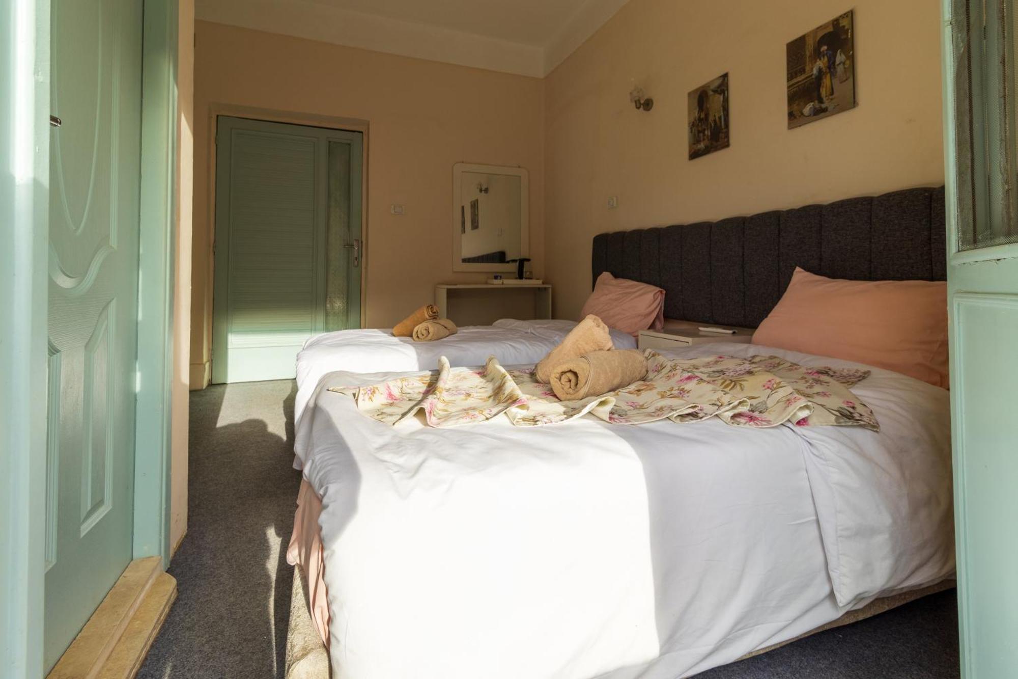 The Grand Pyramids View Hotel Kafret el-Gabal Zimmer foto